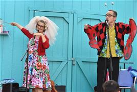 The Mömandpöp Höliday Variety Shöw